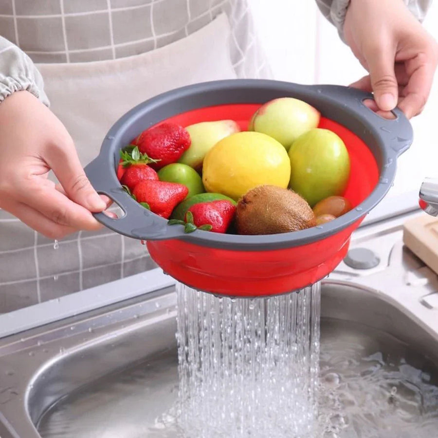 Rinsing fresh vegetables in a collapsible colander